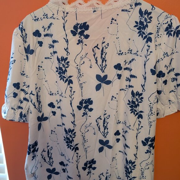 Womens Blue & White Floral Blouse, Lace Trim, Size 2XL, Cut Small, New - Picture 5 of 6